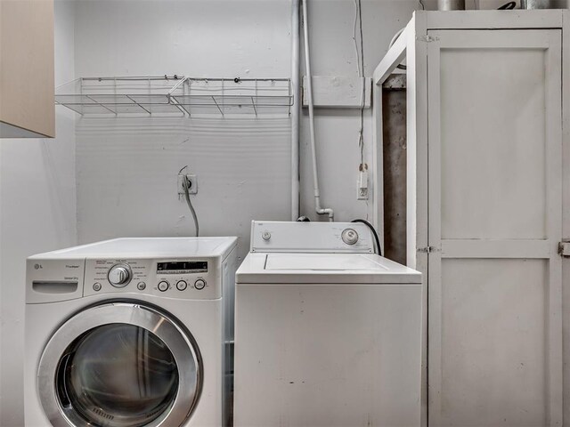 2805 SW 60th St, Oklahoma City, OK 73159 - laundry area featuring washer and dryer