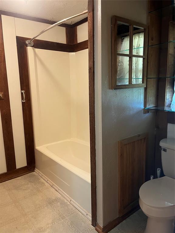 4179 W Gatlin St, Duncan, OK 73535 - bathroom featuring tile patterned floors and washtub / shower combination