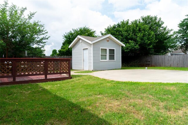 1001 Hyacinth Hollow Dr, Yukon, OK 73099 - fenced backyard with an outbuilding