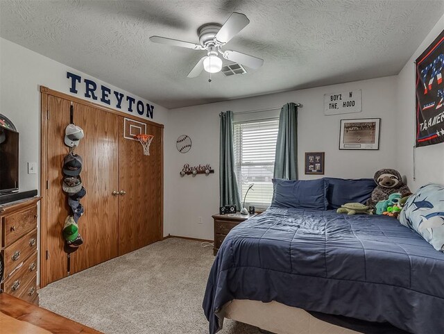 975 Garden Rd, Tuttle, OK 73089 - carpeted bedroom featuring a textured ceiling, ceiling fan, and a closet