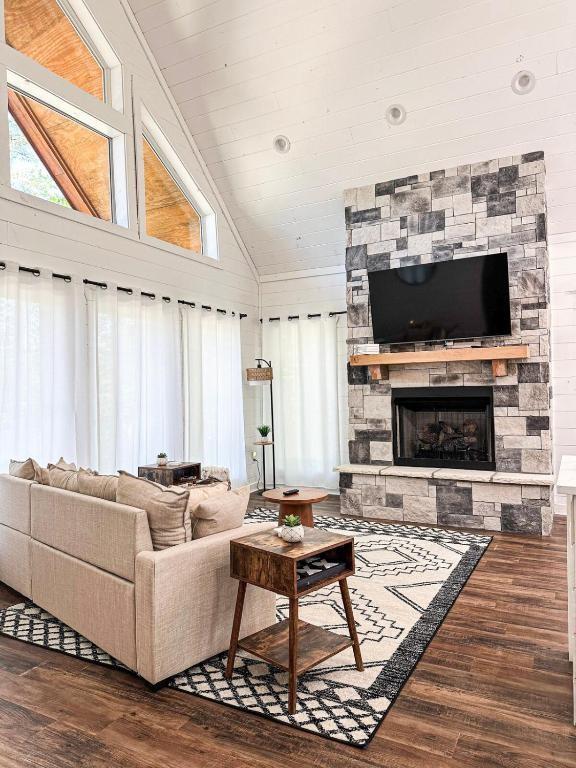 142 Champion Way, Broken Bow, OK 74728 - living area with wood finished floors, vaulted ceiling, and a fireplace
