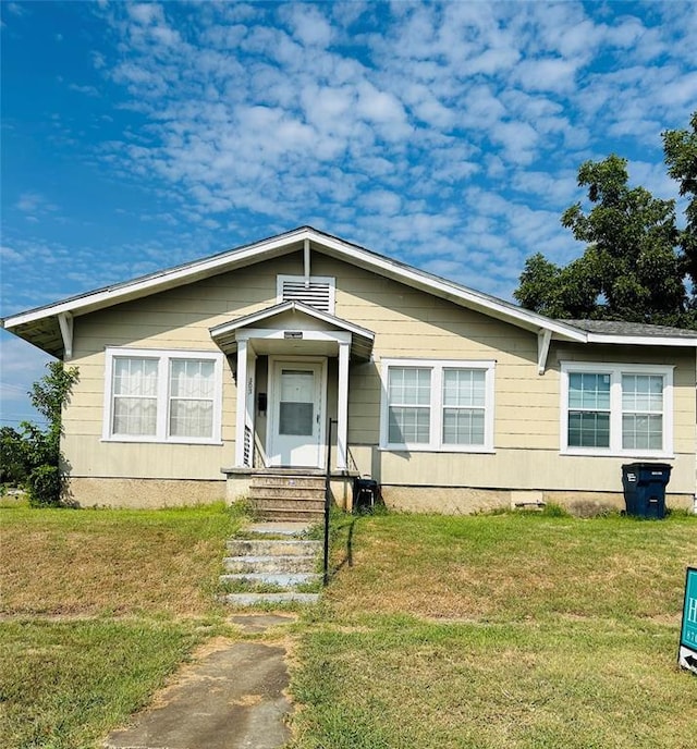202 W Oak Ave, Seminole, OK 74868 - bungalow-style house with a front yard and crawl space
