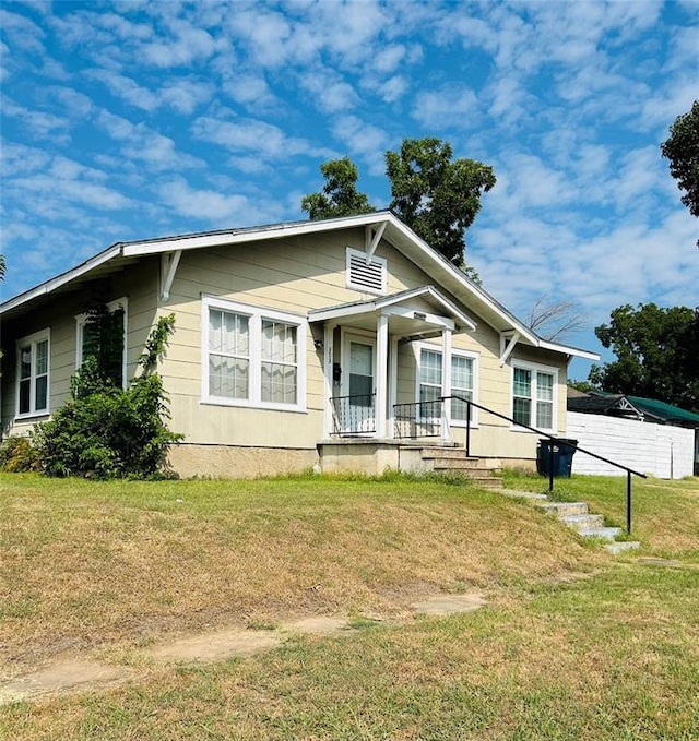202 W Oak Ave, Seminole, OK 74868 - view of front of property featuring covered porch and a front yard