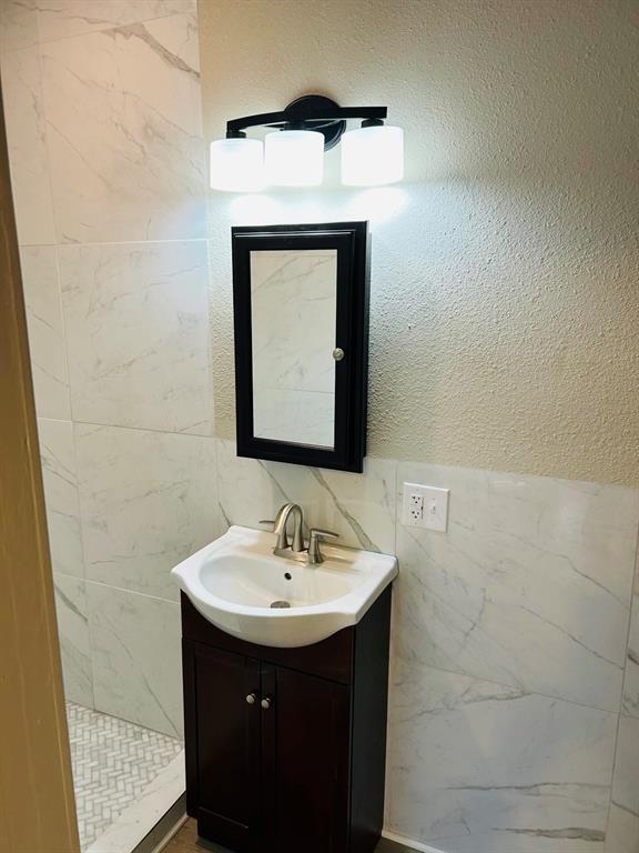 202 W Oak Ave, Seminole, OK 74868 - bathroom featuring vanity