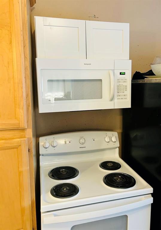 202 W Oak Ave, Seminole, OK 74868 - kitchen featuring white appliances