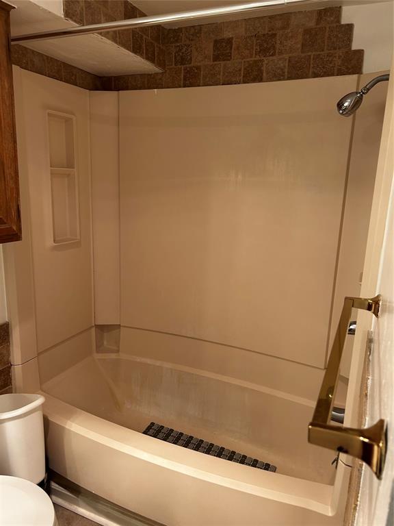 11130 Stratford Dr Unit 418, Oklahoma City, OK 73120 - full bathroom featuring toilet and shower / bath combination