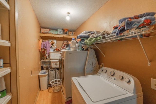 17856 Beechnut Ln, Alex, OK 73003 - laundry area with washer / dryer, light wood-style flooring, and a textured ceiling
