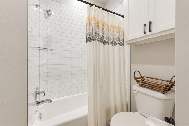 5017 Yale Bridge Ct, Edmond, OK 73034 - bathroom featuring shower / bathtub combination with curtain and a textured wall