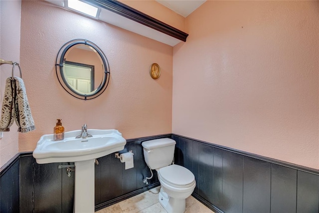 6348 Hyde Park Dr, Oklahoma City, OK 73162 - half bath with wainscoting and toilet