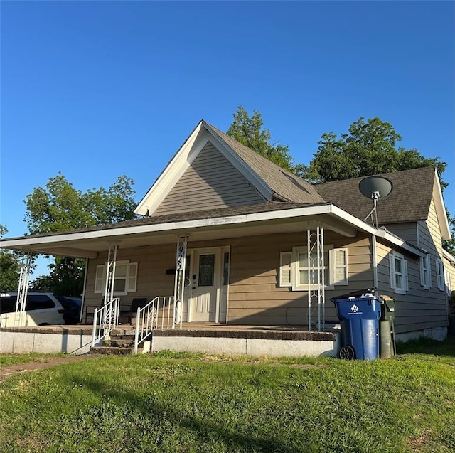 925 W Minnesota Ave, Chickasha, OK 73018 - view of front facade with a front lawn and a porch