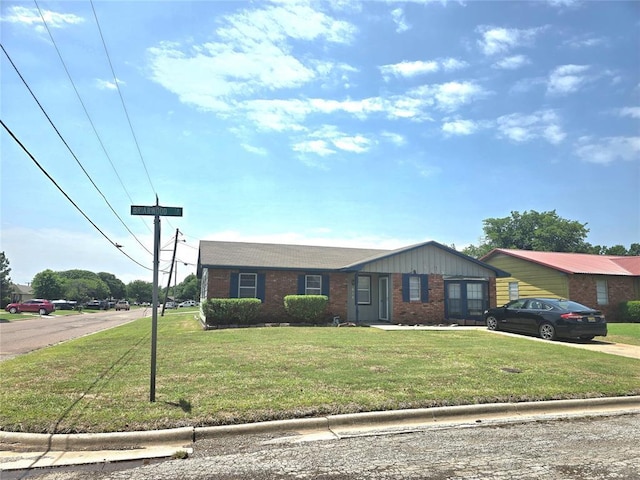 618 Briarwood Ln, Frederick, OK 73542 - single story home with brick siding and a front yard