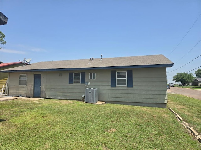 618 Briarwood Ln, Frederick, OK 73542 - back of property with a lawn