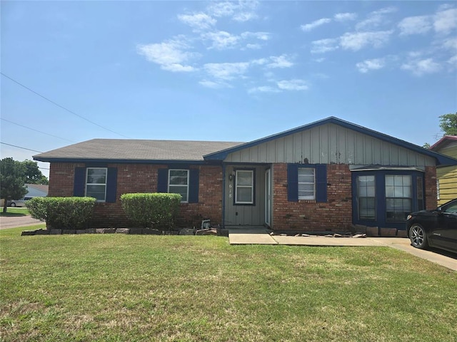 618 Briarwood Ln, Frederick, OK 73542 - ranch-style house with board and batten siding, a front yard, and brick siding