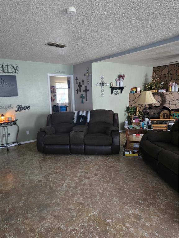 618 Briarwood Ln, Frederick, OK 73542 - living area with a textured ceiling