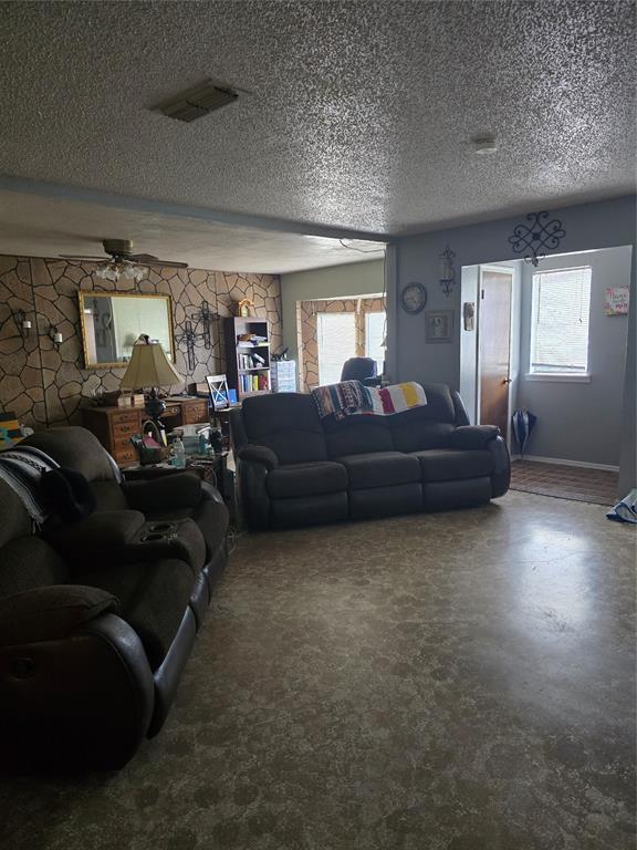 618 Briarwood Ln, Frederick, OK 73542 - living room with a textured ceiling