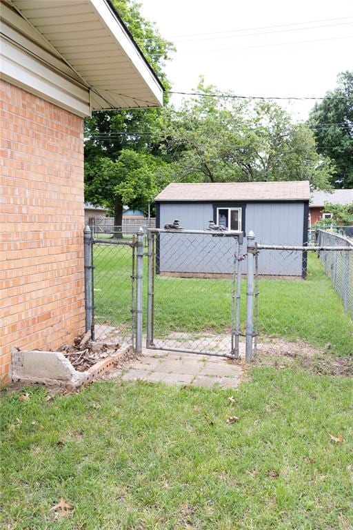 1702 W Boyd St, Norman, OK 73069 - view of yard with a gate