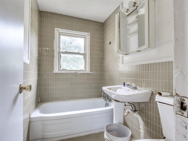 9424 NE 28th St, Oklahoma City, OK 73141 - full bath with toilet and tile walls