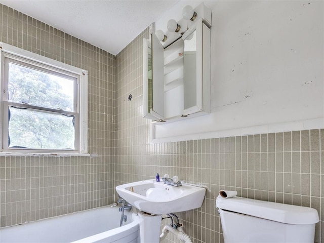 9424 NE 28th St, Oklahoma City, OK 73141 - full bathroom with tile walls and a tub