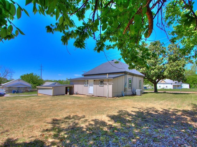 321 W Farrall Ave, Shawnee, OK 74801 - view of yard featuring an outbuilding