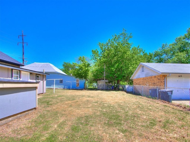 321 W Farrall Ave, Shawnee, OK 74801 - view of yard with a garage