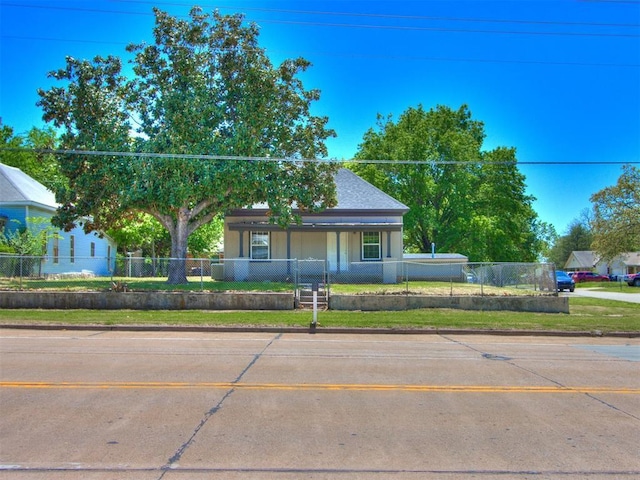 321 W Farrall Ave, Shawnee, OK 74801 - view of front facade with a fenced front yard