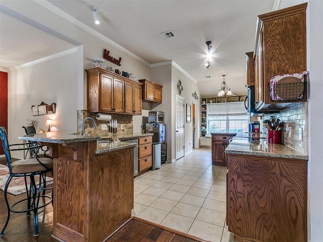 1205 NW 190th Pl, Edmond, OK 73012 - kitchen with a peninsula, backsplash, stone countertops, crown molding, and a breakfast bar