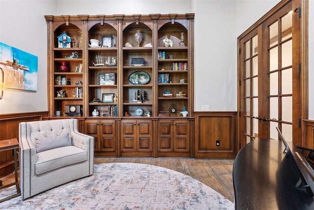 1605 Hidden Lake Dr, Edmond, OK 73034 - sitting room with wood finished floors and wainscoting