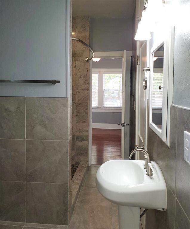 2719 NW 14th St, Oklahoma City, OK 73107 - bathroom featuring tiled shower