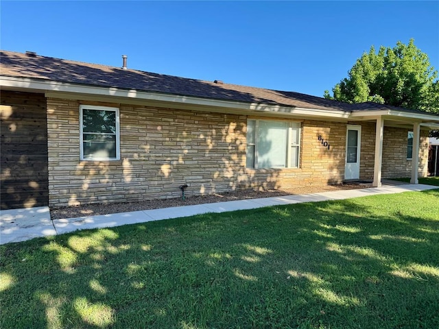 6101 S Douglas Ave, Oklahoma City, OK 73139 - rear view of property with a lawn