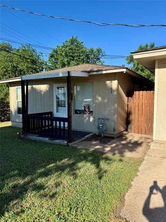 6101 S Douglas Ave, Oklahoma City, OK 73139 - view of side of home with a lawn
