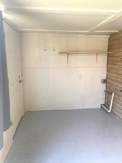 6101 S Douglas Ave, Oklahoma City, OK 73139 - view of garage