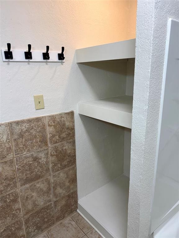 6101 S Douglas Ave, Oklahoma City, OK 73139 - bathroom featuring tile patterned flooring and a textured wall