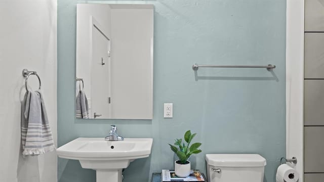 627 Couch Dr Unit S05, Oklahoma City, OK 73102 - bathroom with toilet and a sink