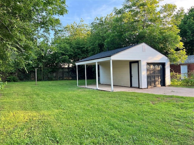 2332 NW 31st St, Oklahoma City, OK 73112 - view of yard featuring a detached garage