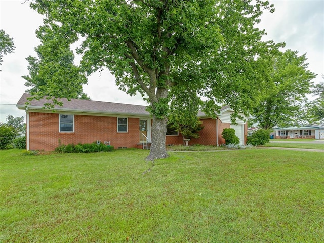 2822 N Market Ave, Shawnee, OK 74804 - ranch-style house featuring brick siding and a front lawn