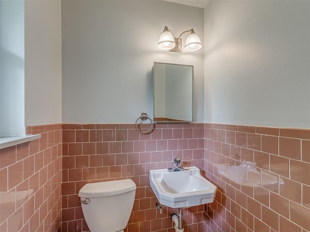 2822 N Market Ave, Shawnee, OK 74804 - half bathroom featuring a wainscoted wall and tile walls