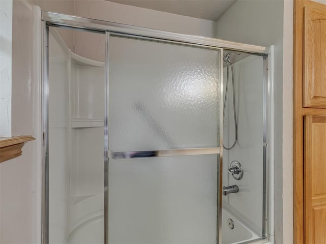 2822 N Market Ave, Shawnee, OK 74804 - full bath featuring combined bath / shower with glass door