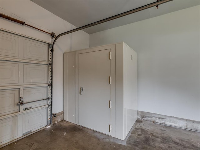 2822 N Market Ave, Shawnee, OK 74804 - view of garage