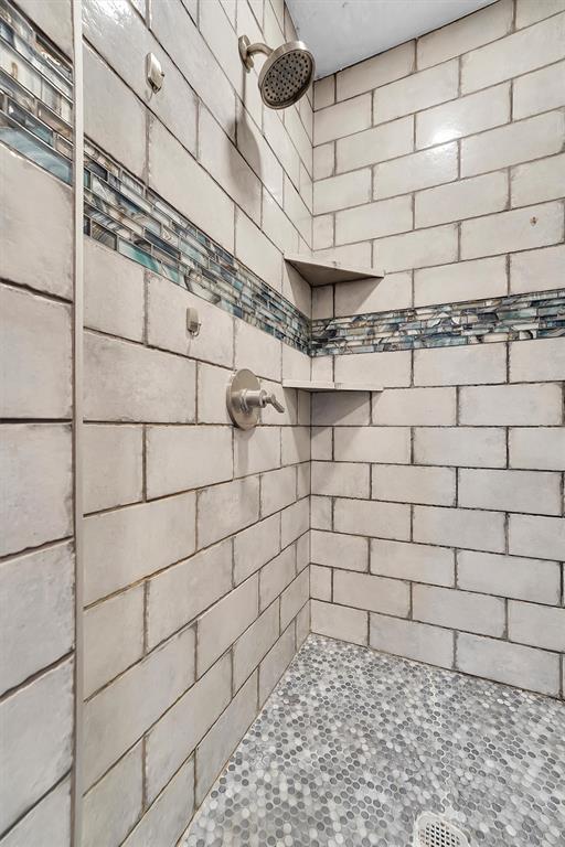 231 W Polk St, Mangum, OK 73554 - bathroom with a tile shower