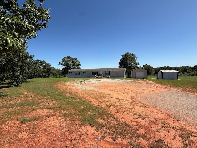 339133 E 870th Rd, Chandler, OK 74834 - view of front of property featuring dirt driveway, a shed, a garage, and a front yard