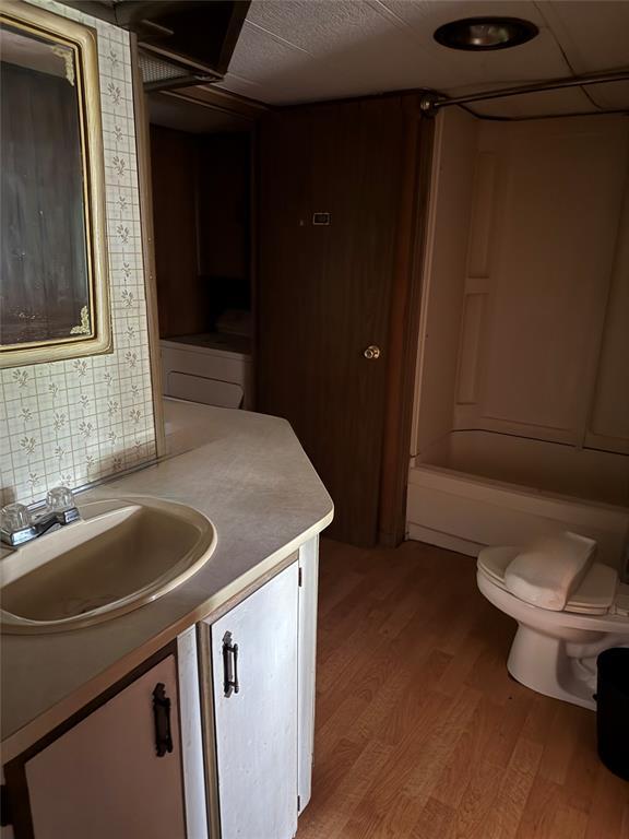 120347 S 4186th Rd, Eufaula, OK 74432 - bathroom featuring wood finished floors, vanity, and shower / bath combination