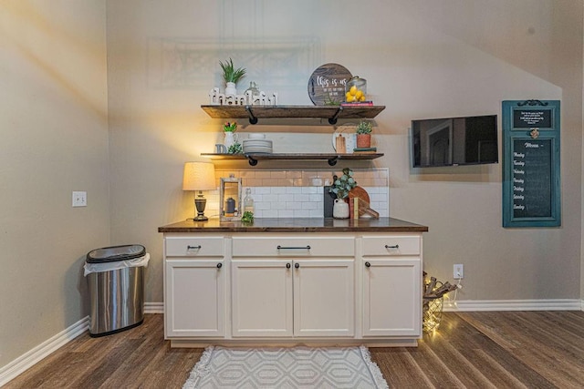 2432 NW 175th St, Edmond, OK 73012 - bar area featuring dark wood-style flooring and backsplash