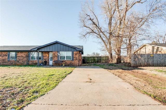 17 Skyview Dr, Chickasha, OK 73018 - photo 1