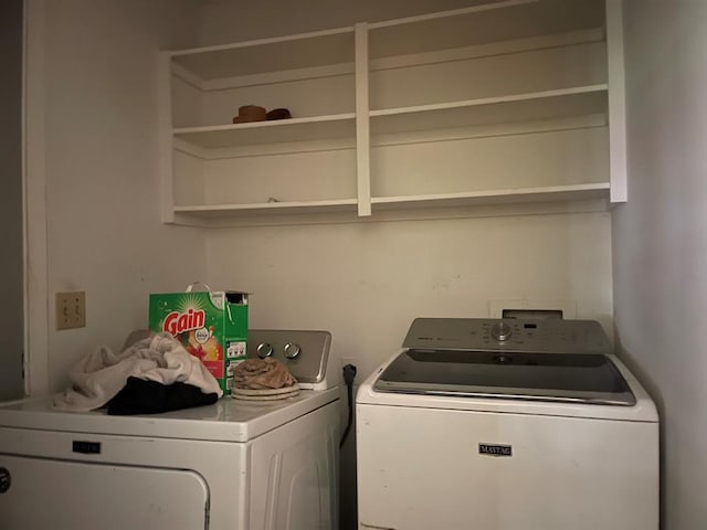 1003 Lukfata St, Broken Bow, OK 74728 - laundry room featuring washing machine and clothes dryer