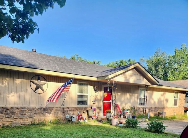 909 N Center St, Shawnee, OK 74801 - view of front facade with stone siding and a front yard