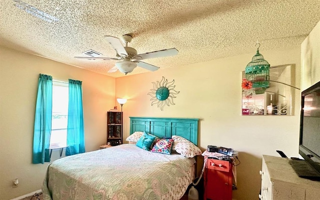 909 N Center St, Shawnee, OK 74801 - bedroom featuring a textured ceiling and a ceiling fan