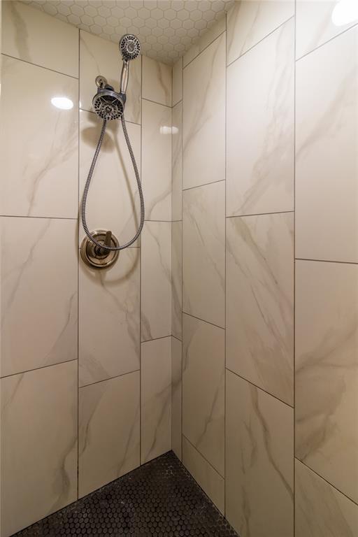 1712 N Pennsylvania Ave, Shawnee, OK 74804 - bathroom with tiled shower
