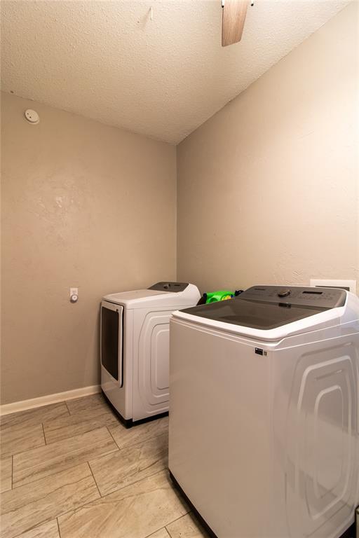 1712 N Pennsylvania Ave, Shawnee, OK 74804 - laundry room with independent washer and dryer and a textured ceiling