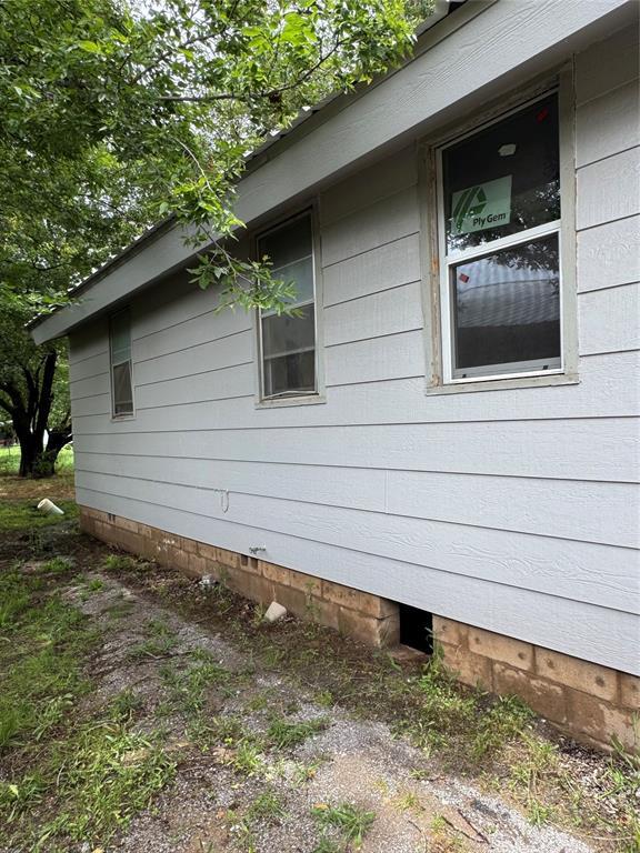 104 S Ross St, Walters, OK 73572 - view of side of home