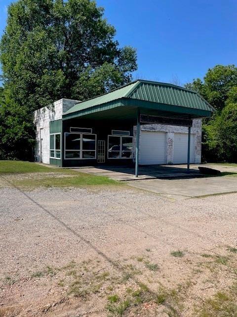1403 W Columbia St, Okemah, OK 74859 - garage featuring a carport